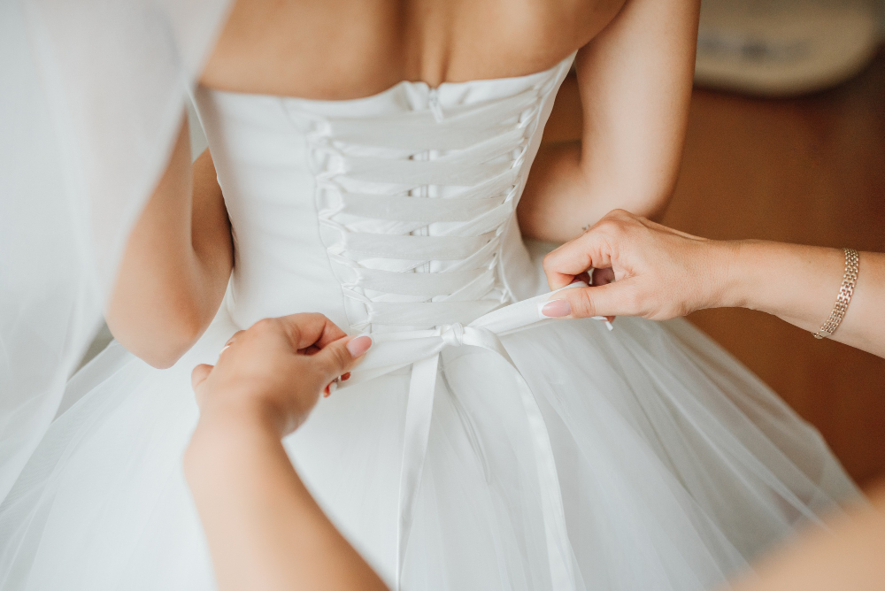 bridesmaid makes bow knot back brides wedding dress 1